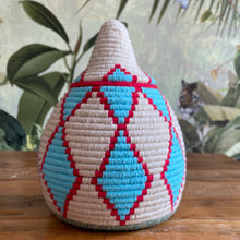 Lade das Bild in den Galerie-Viewer, Handgefertigter Berber-Korb im Ethnologischen-Style aus nachhaltigen Palmblätter mit Baumwollgarn in Beige, Türkis und Rot