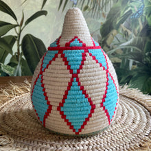 Lade das Bild in den Galerie-Viewer, Handgefertigter Berber-Korb im Ethnologischen-Style aus nachhaltigen Palmblätter mit Baumwollgarn in Beige, Türkis und Rot