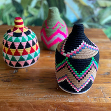 Lade das Bild in den Galerie-Viewer, Drei bunte Berberkörbe auf einem Holztisch