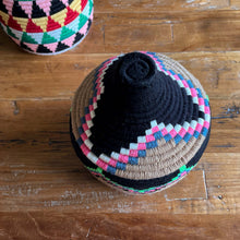Lade das Bild in den Galerie-Viewer, Handgefertigter Berber-Korb im Ethnologischen-Style aus nachhaltigen Palmblätter mit Baumwollgarn in Schwarz mit bunten Akzenten