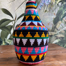 Lade das Bild in den Galerie-Viewer, Handgefertigter Berber-Korb im Ethnologischen-Style aus nachhaltigen Palmblätter mit Baumwollgarn in bunten Farben