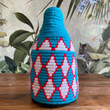 Lade das Bild in den Galerie-Viewer, Handgefertigter Berber-Korb im Ethnologischen-Style aus nachhaltigen Palmblätter mit Baumwollgarn in Türkis, Weiß und Rot