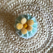 Lade das Bild in den Galerie-Viewer, Kleiner gehäkelter Kaktus mit gelber Blüte im Keramiktopf von oben