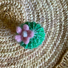 Lade das Bild in den Galerie-Viewer, Kleiner gehäkelter Kaktus mit rosafarbener Blüte im Keramiktopf von oben