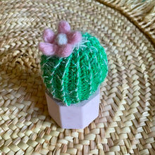 Lade das Bild in den Galerie-Viewer, Kleiner gehäkelter Kaktus mit rosafarbener Blüte im Keramiktopf