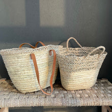Lade das Bild in den Galerie-Viewer, Exquisite handgefertigte Korbtasche aus Marokko mit Leder-Schultergurt im Ibiza-Look - ideal für den Strand und als Shoppen