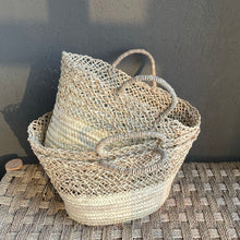 Lade das Bild in den Galerie-Viewer, Künstlerische Strohtasche: Meisterhaft geflochtene Tasche aus Palmenblättern mit stilvollen Griffen in zwei verschiedenen Größen