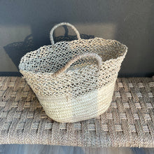 Lade das Bild in den Galerie-Viewer, Exquisite Handarbeit: Strohtasche aus Palmblättern mit kunstvollen Griffen.