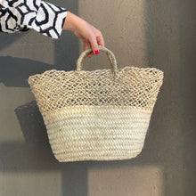 Lade das Bild in den Galerie-Viewer, Wunderschöne handgefertigte Strohtasche aus Palm mit Griffen