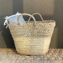 Lade das Bild in den Galerie-Viewer, Handgefertigte Korbtasche aus Palm mit Griffen