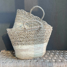 Lade das Bild in den Galerie-Viewer, Handgefertigte Schönheit: Strohtasche mit Griffen aus Marokko in zwei Größen