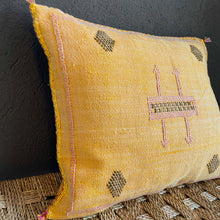 Lade das Bild in den Galerie-Viewer, Handgefertigtes Sabra-Kissen (Kaktusseide) im Vintagelook in Gelb.
