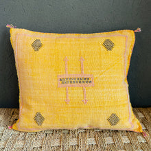 Lade das Bild in den Galerie-Viewer, Handgefertigtes Sabra-Kissen (Kaktusseide) im Vintagelook in Gelb.