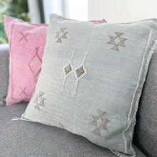 Lade das Bild in den Galerie-Viewer, Handgewebtes und handbesticktes Kissen aus Kaktusseide in Grau im Vintagelook