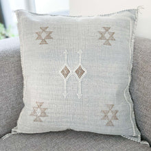 Lade das Bild in den Galerie-Viewer, Handgewebtes und handbesticktes Kissen aus Kaktusseide in Grau im Vintagelook