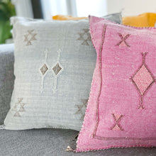 Lade das Bild in den Galerie-Viewer, Handgewebtes und handbesticktes Kissen aus Kaktusseide in Grau im Vintagelook