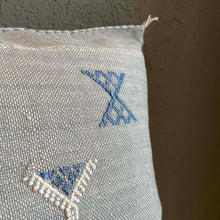 Lade das Bild in den Galerie-Viewer, Exklusives Kissen aus Kaktusseide in Grau mit Berbersymbolen bestickt