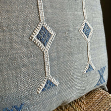 Lade das Bild in den Galerie-Viewer, Exklusives Kissen aus Kaktusseide in Grau mit Berbersymbolen bestickt