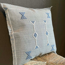Lade das Bild in den Galerie-Viewer, Exklusives Kissen aus Kaktusseide in Grau mit Berbersymbolen bestickt