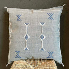 Lade das Bild in den Galerie-Viewer, Exklusives Kissen aus Kaktusseide in Grau mit Berbersymbolen bestickt