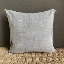 Lade das Bild in den Galerie-Viewer, Handgefertigtes Sabra-Kissen aus Kaktusseide in Grau