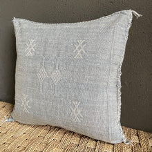 Lade das Bild in den Galerie-Viewer, Handgefertigtes Sabra-Kissen aus Kaktusseide in Grau