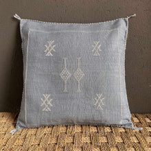 Lade das Bild in den Galerie-Viewer, Wunderschönes handgefertigtes Kissen aus Kaktusseide in Grau mit Stickerei