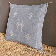 Lade das Bild in den Galerie-Viewer, Wunderschönes handgefertigtes Kissen aus Kaktusseide in Grau mit Stickerei