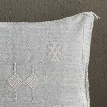 Lade das Bild in den Galerie-Viewer, Handgefertigtes Sabra-Kissen aus Kaktusseide in Grau