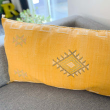 Lade das Bild in den Galerie-Viewer, Handgefertigtes Kissen aus Kaktusseide in den Maßen 100 x 50 cm in Gelb mit dezenter Stickerei aus Marokko