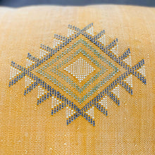 Lade das Bild in den Galerie-Viewer, Handgefertigtes Kissen aus Kaktusseide in den Maßen 100 x 50 cm in Gelb mit dezenter Stickerei aus Marokko