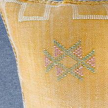 Lade das Bild in den Galerie-Viewer, Handgefertigtes Kissen aus Kaktusseide in den Maßen 100 x 50 cm in Gelb mit dezenter Stickerei aus Marokko