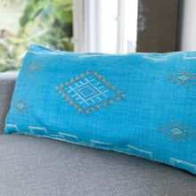 Lade das Bild in den Galerie-Viewer, Handgefertigtes Kissen aus Kaktusseide in den Maßen 100 x 50 cm in Türkis mit Stickerei aus Marokko