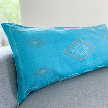 Lade das Bild in den Galerie-Viewer, Handgefertigtes Kissen aus Kaktusseide in den Maßen 100 x 50 cm in Türkis mit Stickerei aus Marokko