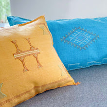 Lade das Bild in den Galerie-Viewer, Handgefertigtes Kissen aus Kaktusseide in den Maßen 100 x 50 cm in Türkis mit Stickerei aus Marokko