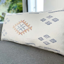 Load image into Gallery viewer, Handgefertigtes Kissen aus Kaktusseide in den Maßen 100 x 50 cm in Weiß mit blauer Stickerei aus Marokko