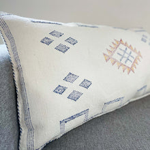 Load image into Gallery viewer, Handgefertigtes Kissen aus Kaktusseide in den Maßen 100 x 50 cm in Weiß mit blauer Stickerei aus Marokko