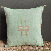 Lade das Bild in den Galerie-Viewer, Wunderschönes handgefertigtes Kissen aus Kaktusseide in Grün mit Stickerei