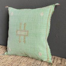 Lade das Bild in den Galerie-Viewer, Wunderschönes handgefertigtes Kissen aus Kaktusseide in Grün mit Stickerei