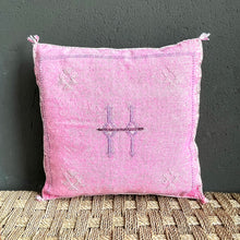 Lade das Bild in den Galerie-Viewer, Wunderschönes handgefertigtes Kissen aus Kaktusseide in Pink mit Stickerei