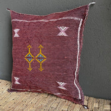 Lade das Bild in den Galerie-Viewer, Wunderschönes handgefertigtes Kissen aus Kaktusseide in Plum mit Stickerei
