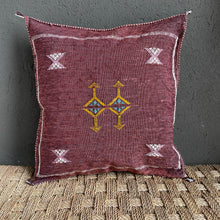 Lade das Bild in den Galerie-Viewer, Wunderschönes handgefertigtes Kissen aus Kaktusseide in Plum mit Stickerei