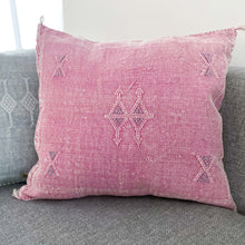 Lade das Bild in den Galerie-Viewer, Handgewebtes und handbesticktes Kissen aus Kaktusseide in Rosa im Vintagelook