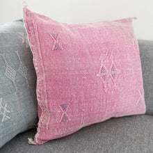 Lade das Bild in den Galerie-Viewer, Handgefertigtes Sabrakissen in Rosa im Vintagelook