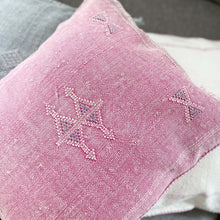 Lade das Bild in den Galerie-Viewer, Handgewebtes und handbesticktes Kissen aus Kaktusseide in Rosa im Vintagelook  Alt-Text bearbeiten