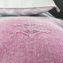 Lade das Bild in den Galerie-Viewer, Handgewebtes und handbesticktes Kissen aus Kaktusseide in Rosa im Vintagelook
