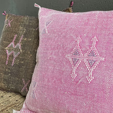 Lade das Bild in den Galerie-Viewer, Sabra-Kissen Rosa