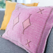 Lade das Bild in den Galerie-Viewer, Handgewebtes und handbesticktes Kissen aus Kaktusseide in Rosa im Vintagelook