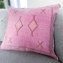 Lade das Bild in den Galerie-Viewer, Handgewebtes und handbesticktes Kissen aus Kaktusseide in Rosa im Vintagelook