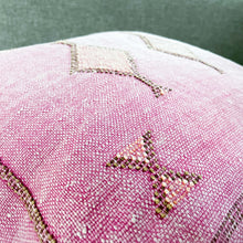 Lade das Bild in den Galerie-Viewer, Handgewebtes und handbesticktes Kissen aus Kaktusseide in Rosa im Vintagelook